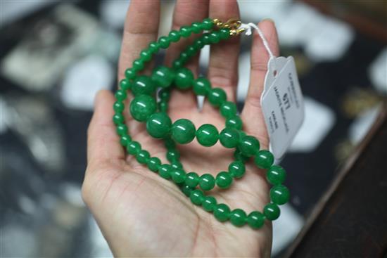 A single strand graduated jadeite bead necklace, 51cm.